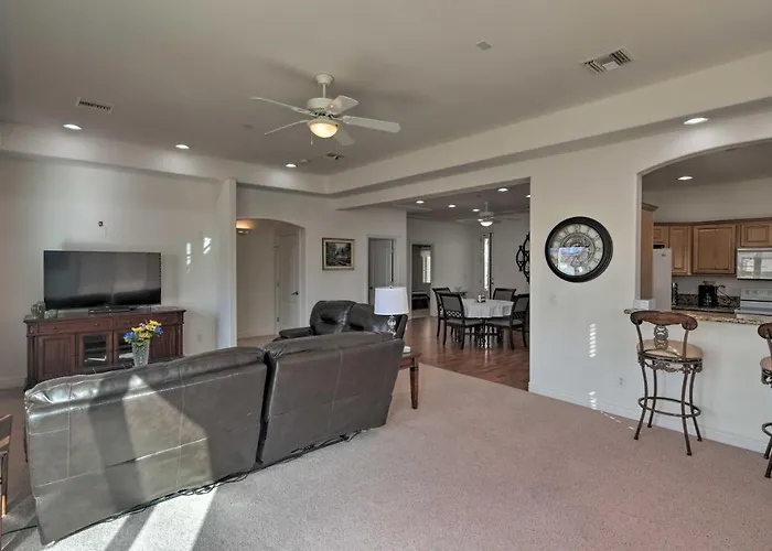 Holiday home Desert W/ Pool ~ 3 Miles To Colorado River!