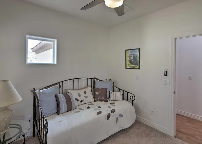 Holiday home Desert W/ Pool ~ 3 Miles To Colorado River!